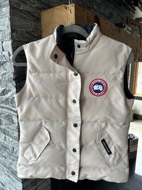 Authentic Size Small Canada Goose Cream Color Puffer Vest!